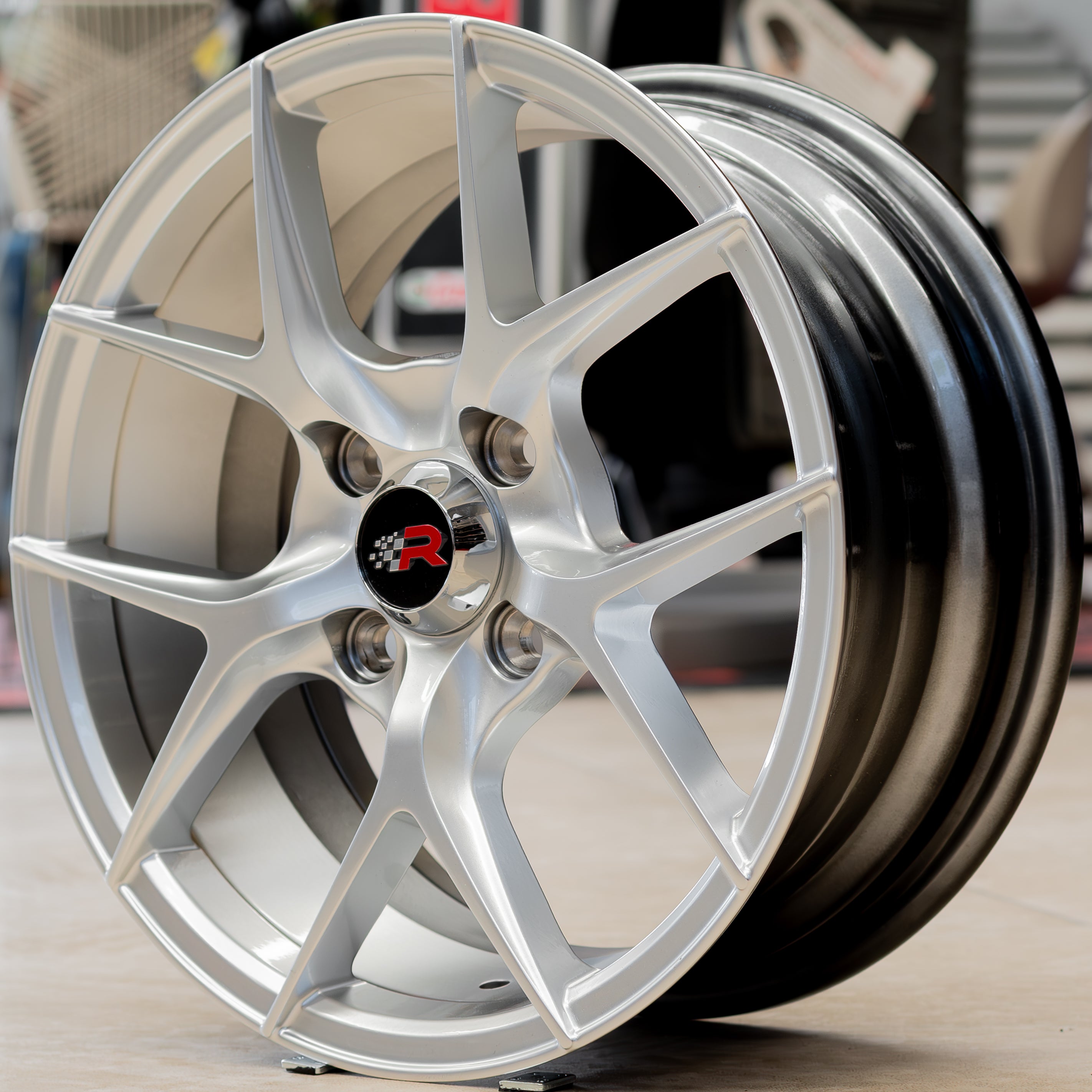 SET DE RINES 14” (14x6) – 4X100 Gris Oscuro Brillante